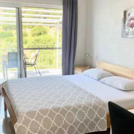 Paradise Holiday home Gdinj